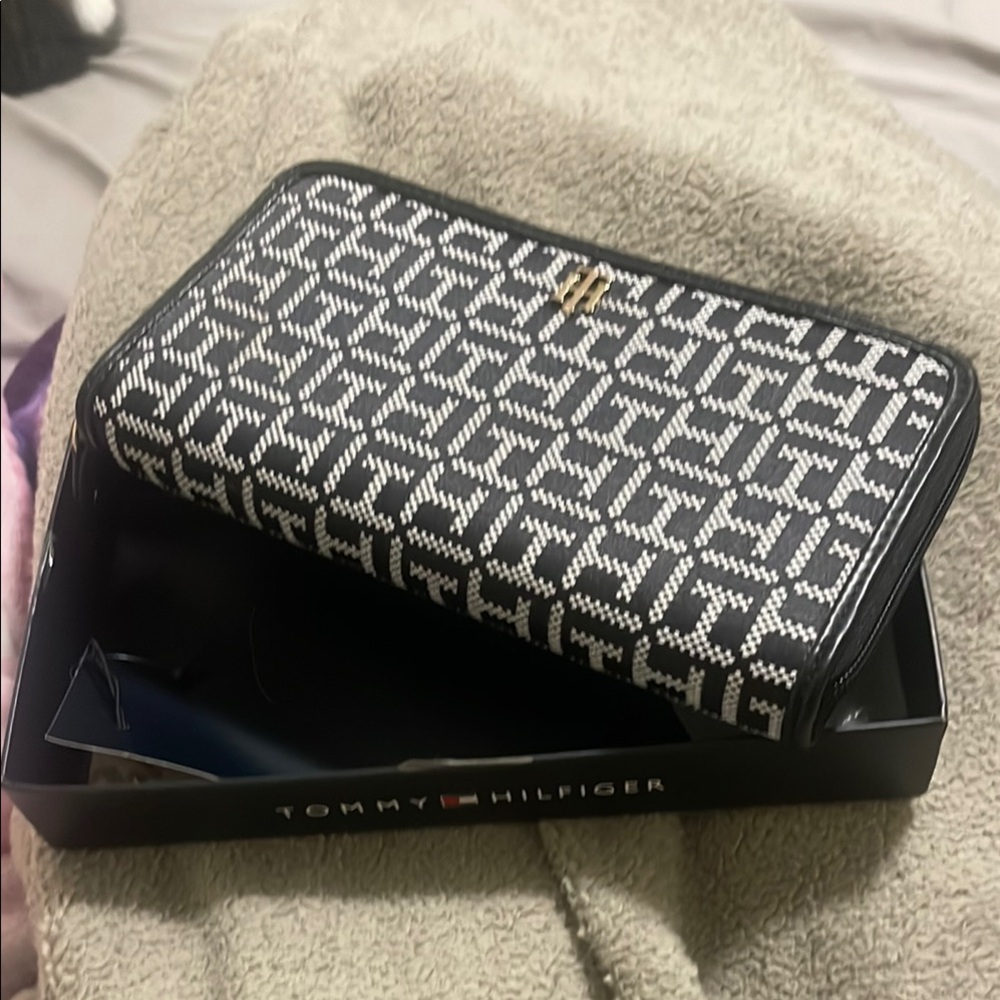 BRAND NEW Tommy Hilfiger Black and White Wallet
